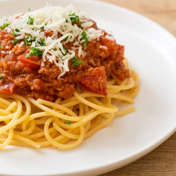 Minced pork and tomato sauce for makaronia me kima